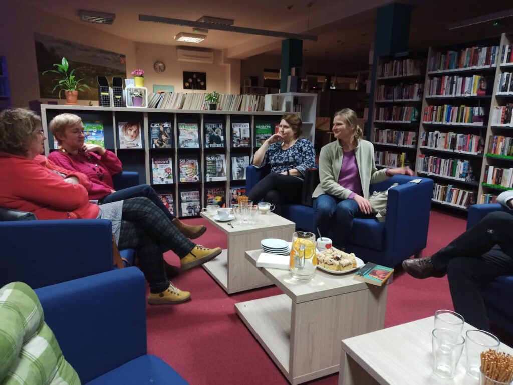 Zdjęcie przedstawia uczestników spotkania Dyskusyjnego Klubu Książki.